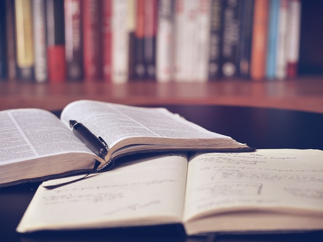 Essentiële schoolbenodigdheden: van boeken en rugzakken tot pennen en laptops